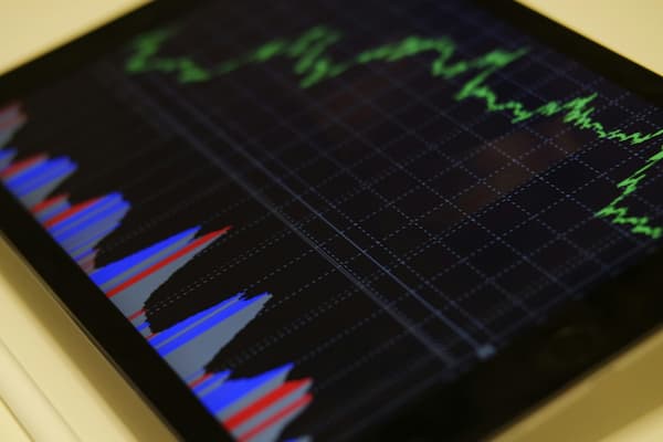  炒黄金白银怎样关注美国信息